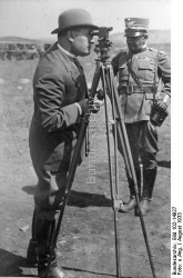 Bundesarchiv#: Mussolini mit Peilgerät / with director sight, 1933)